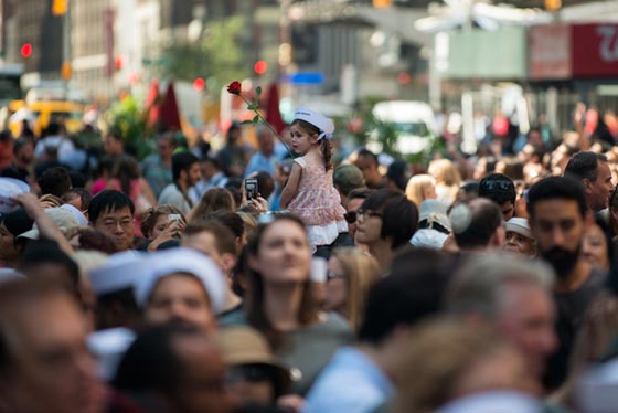 مئات الأزواج يعيدون تمثيل قبلة ضابط امريكي لممرضة في تايم سكوير صورة رقم 1