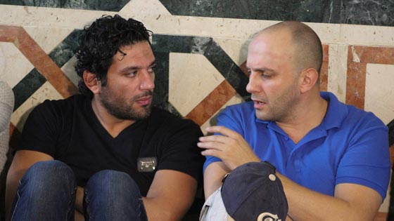 صور الفنانين في عزاء نور الشريف والبودي جاردات يضربون مصورا صورة رقم 3