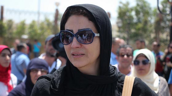 صور الفنانين في عزاء نور الشريف والبودي جاردات يضربون مصورا صورة رقم 7