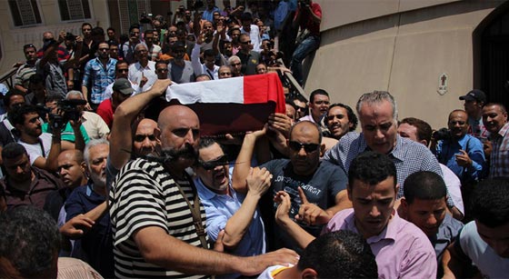 صور الفنانين في عزاء نور الشريف والبودي جاردات يضربون مصورا صورة رقم 1