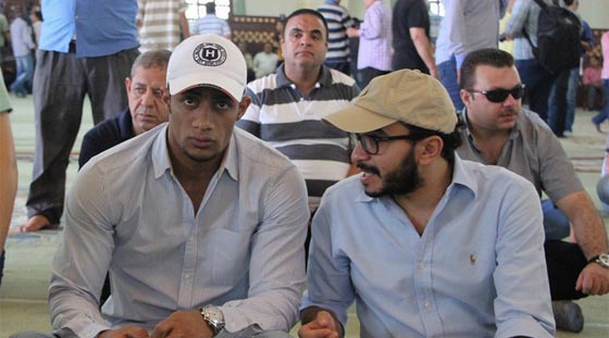 صور الفنانين في عزاء نور الشريف والبودي جاردات يضربون مصورا صورة رقم 11