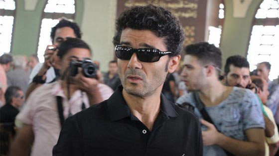 صور الفنانين في عزاء نور الشريف والبودي جاردات يضربون مصورا صورة رقم 13