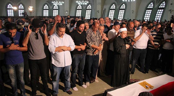 صور الفنانين في عزاء نور الشريف والبودي جاردات يضربون مصورا صورة رقم 15