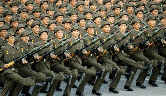 كوريا الشمالية توزع التهديدات النووية ذات اليمين وذات الشمال صورة رقم 2