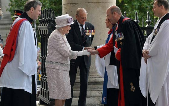 يا جبل ما يهزك ريح.. تهديدات الدواعش لا تخيف ملكة بريطانيا صورة رقم 2