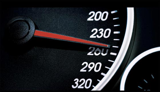 هوس المغامرة يجتاح عجوزا فرنسية.. فتطير بسيارتها على الشارع صورة رقم 2