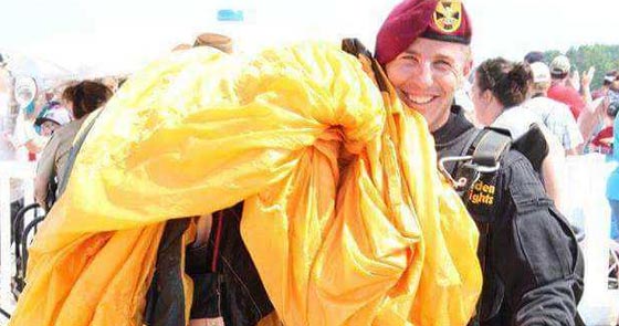  مقتل مظلي امريكي بعد اصطدامه مع مظلي آخر اثناء الهبوط صورة رقم 3