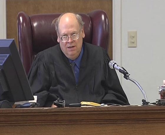  قاضي يخير رجلا بين السجن أو الزواج ويتعرض لهجوم وانتقادات صورة رقم 1