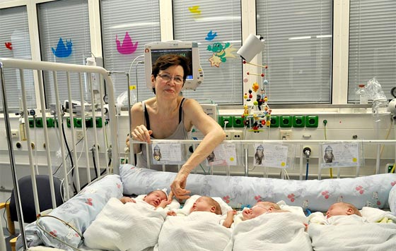 بريطانية تسجل رقما قياسيا بانجابها 4 توائم وهي في سن 65 صورة رقم 1 بريطانية تسجل رقما قياسيا بانجابها 4 توائم وهي في سن 65 صورة رقم 1