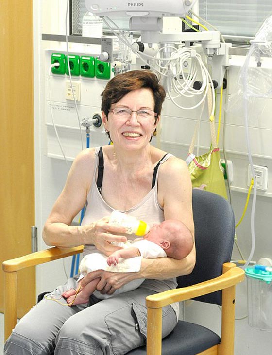 بريطانية تسجل رقما قياسيا بانجابها 4 توائم وهي في سن 65 صورة رقم 4 بريطانية تسجل رقما قياسيا بانجابها 4 توائم وهي في سن 65 صورة رقم 4