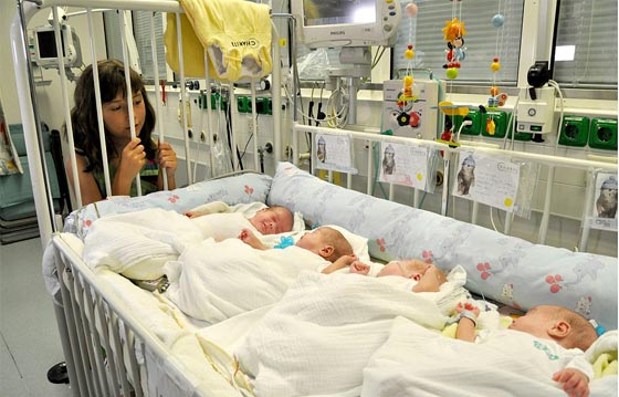 بريطانية تسجل رقما قياسيا بانجابها 4 توائم وهي في سن 65 صورة رقم 5 بريطانية تسجل رقما قياسيا بانجابها 4 توائم وهي في سن 65 صورة رقم 5