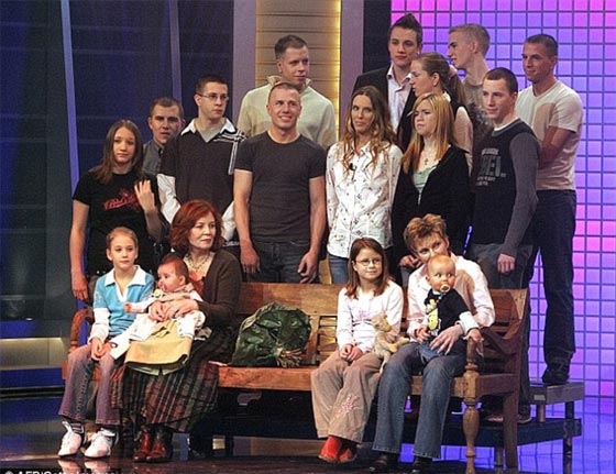 بريطانية تسجل رقما قياسيا بانجابها 4 توائم وهي في سن 65 صورة رقم 6 بريطانية تسجل رقما قياسيا بانجابها 4 توائم وهي في سن 65 صورة رقم 6