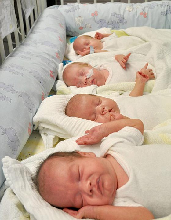 بريطانية تسجل رقما قياسيا بانجابها 4 توائم وهي في سن 65 صورة رقم 2 بريطانية تسجل رقما قياسيا بانجابها 4 توائم وهي في سن 65 صورة رقم 2