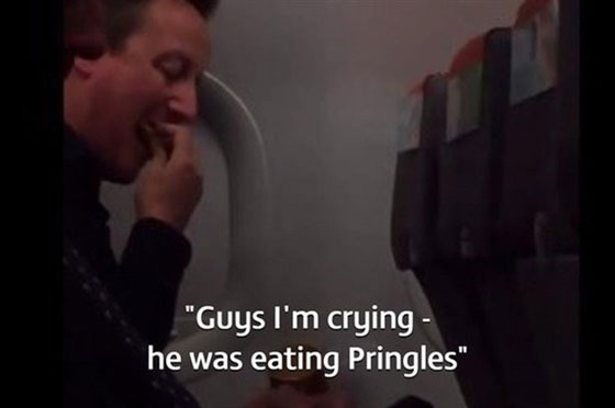 كاميرون منهمك بالتهام الشيبسي.. سيلفي التقطته مراهقة في غفلة منه صورة رقم 2 كاميرون منهمك بالتهام الشيبسي.. سيلفي التقطته مراهقة في غفلة منه صورة رقم 2