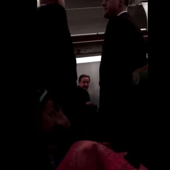 كاميرون منهمك بالتهام الشيبسي.. سيلفي التقطته مراهقة في غفلة منه صورة رقم 3 كاميرون منهمك بالتهام الشيبسي.. سيلفي التقطته مراهقة في غفلة منه صورة رقم 3