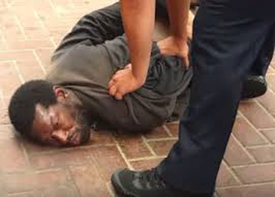 اعتداء رجال شرطة على اسود برجل اصطناعية يشعل نار الغضب صورة رقم 1 اعتداء رجال شرطة على اسود برجل اصطناعية يشعل نار الغضب صورة رقم 1