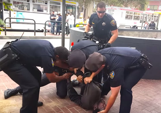 اعتداء رجال شرطة على اسود برجل اصطناعية يشعل نار الغضب صورة رقم 4 اعتداء رجال شرطة على اسود برجل اصطناعية يشعل نار الغضب صورة رقم 4