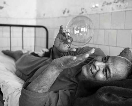 مصور يكشف اسرار الحياة في مصح عقلي.. مستخدما عدسته السحرية صورة رقم 5 مصور يكشف اسرار الحياة في مصح عقلي.. مستخدما عدسته السحرية صورة رقم 5