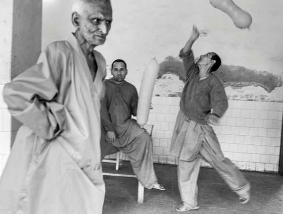 مصور يكشف اسرار الحياة في مصح عقلي.. مستخدما عدسته السحرية صورة رقم 8 مصور يكشف اسرار الحياة في مصح عقلي.. مستخدما عدسته السحرية صورة رقم 8