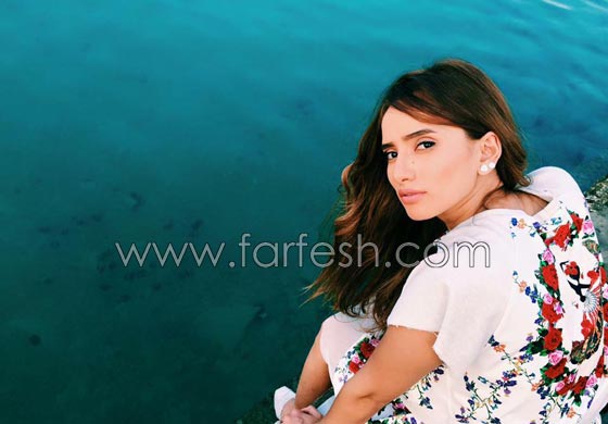 صور زينة  مع توأمها على شاطئ البحر بدون كشف وجهيهما! صورة رقم 5