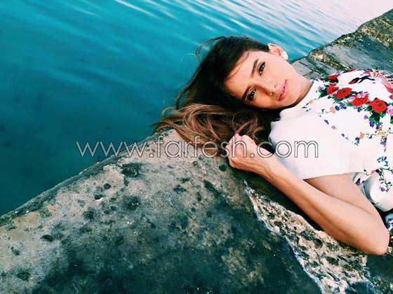 صور زينة  مع توأمها على شاطئ البحر بدون كشف وجهيهما! صورة رقم 6