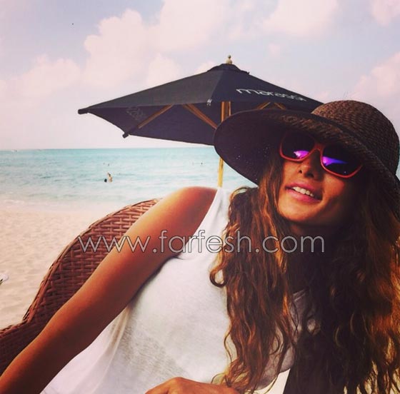 صور زينة  مع توأمها على شاطئ البحر بدون كشف وجهيهما! صورة رقم 2