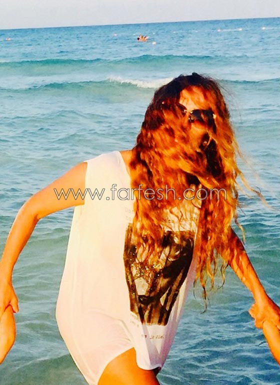 صور زينة  مع توأمها على شاطئ البحر بدون كشف وجهيهما! صورة رقم 1