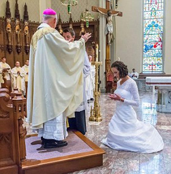 امريكية تنضم الى العذارى المكرست وتتزوج المسيح.. شاهد الفيديو صورة رقم 6