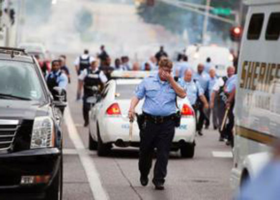 ميزوري تغلي بعد قتل الشرطة لشاب اسود.. بدم بارد صورة رقم 4 ميزوري تغلي بعد قتل الشرطة لشاب اسود.. بدم بارد صورة رقم 4