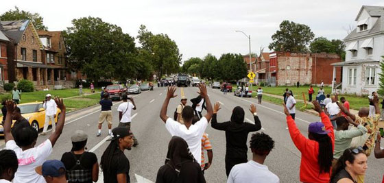 ميزوري تغلي بعد قتل الشرطة لشاب اسود.. بدم بارد صورة رقم 3 ميزوري تغلي بعد قتل الشرطة لشاب اسود.. بدم بارد صورة رقم 3