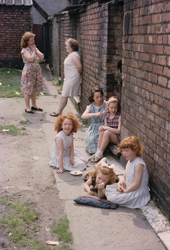 صور من الاحياء البريطانية الفقيرة.. بينها نميمة السيدات واطعام الحمام صورة رقم 2 صور من الاحياء البريطانية الفقيرة.. بينها نميمة السيدات واطعام الحمام صورة رقم 2