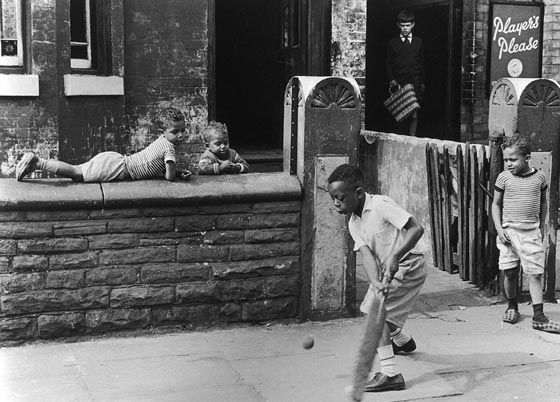 صور من الاحياء البريطانية الفقيرة.. بينها نميمة السيدات واطعام الحمام صورة رقم 4 صور من الاحياء البريطانية الفقيرة.. بينها نميمة السيدات واطعام الحمام صورة رقم 4