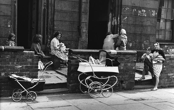 صور من الاحياء البريطانية الفقيرة.. بينها نميمة السيدات واطعام الحمام صورة رقم 5 صور من الاحياء البريطانية الفقيرة.. بينها نميمة السيدات واطعام الحمام صورة رقم 5