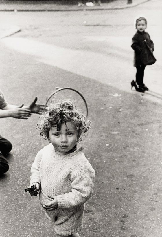 صور من الاحياء البريطانية الفقيرة.. بينها نميمة السيدات واطعام الحمام صورة رقم 6 صور من الاحياء البريطانية الفقيرة.. بينها نميمة السيدات واطعام الحمام صورة رقم 6