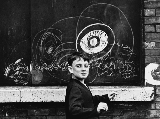 صور من الاحياء البريطانية الفقيرة.. بينها نميمة السيدات واطعام الحمام صورة رقم 9 صور من الاحياء البريطانية الفقيرة.. بينها نميمة السيدات واطعام الحمام صورة رقم 9