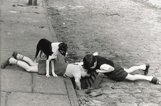 صور من الاحياء البريطانية الفقيرة.. بينها نميمة السيدات واطعام الحمام صورة رقم 12 صور من الاحياء البريطانية الفقيرة.. بينها نميمة السيدات واطعام الحمام صورة رقم 12