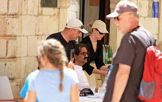 أمير قطر المتنحي حمد بن خليفة يتجول في كرواتيا بملابس بسيطة  صورة رقم 3