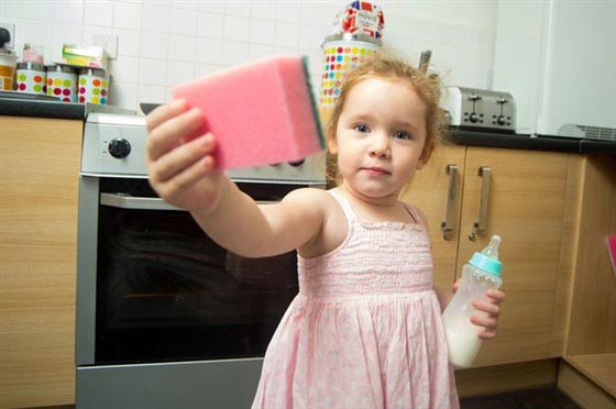 طفلة تأكل محتويات المنزل من الاسفنج وفراشي الأسنان وغيرها صورة رقم 1