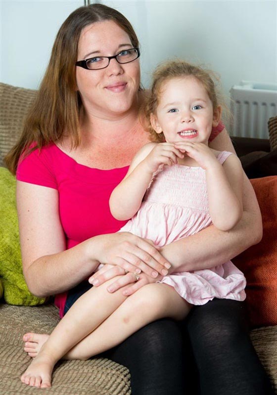 طفلة تأكل محتويات المنزل من الاسفنج وفراشي الأسنان وغيرها صورة رقم 3