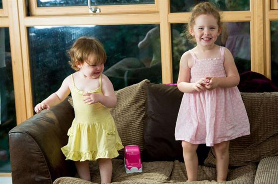 طفلة تأكل محتويات المنزل من الاسفنج وفراشي الأسنان وغيرها صورة رقم 4