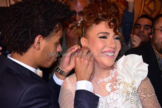بالصور.. زيجات الفنانين التي أثارت الجدل آخرها سعيد طرابيك من ثلاثينية صورة رقم 18