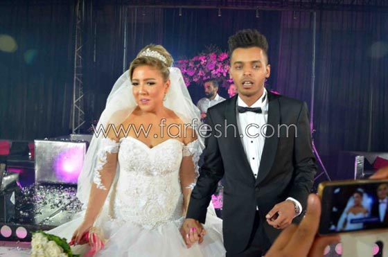 بالصور.. زيجات الفنانين التي أثارت الجدل آخرها سعيد طرابيك من ثلاثينية صورة رقم 17