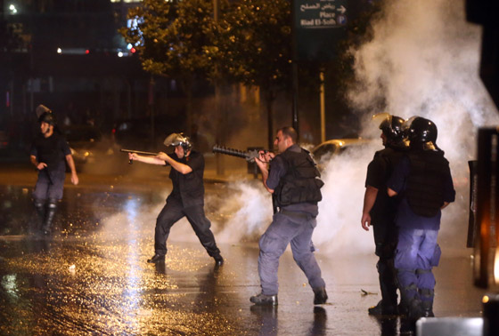  مواجهات عنيفة وعشرات الجرحى في بيروت خلال حملة طلعت ريحتكم صورة رقم 14