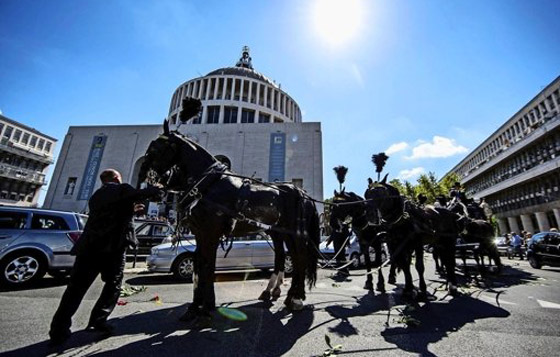 جنازة حاشدة لزعيم عصابة اجرامية تغضب الايطاليين وتشعرهم بالاهانة صورة رقم 4