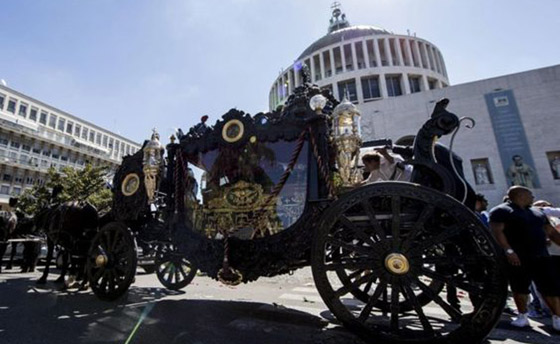 جنازة حاشدة لزعيم عصابة اجرامية تغضب الايطاليين وتشعرهم بالاهانة صورة رقم 6