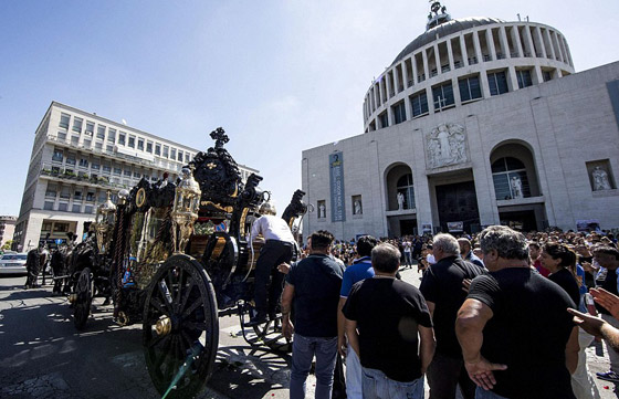 جنازة حاشدة لزعيم عصابة اجرامية تغضب الايطاليين وتشعرهم بالاهانة صورة رقم 7