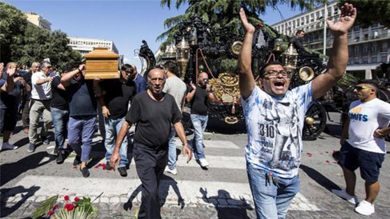 جنازة حاشدة لزعيم عصابة اجرامية تغضب الايطاليين وتشعرهم بالاهانة صورة رقم 8