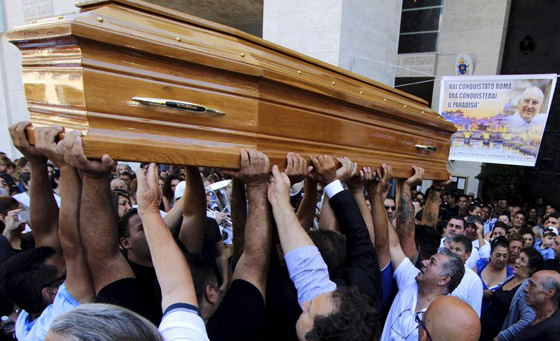 جنازة حاشدة لزعيم عصابة اجرامية تغضب الايطاليين وتشعرهم بالاهانة صورة رقم 11