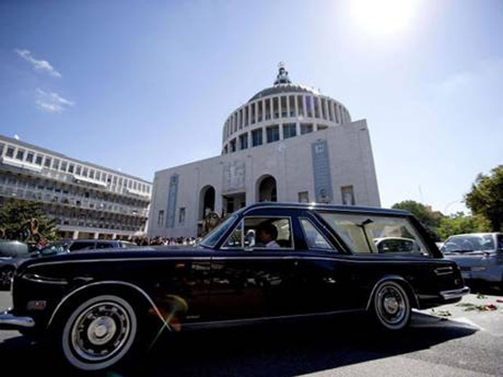 جنازة حاشدة لزعيم عصابة اجرامية تغضب الايطاليين وتشعرهم بالاهانة صورة رقم 12