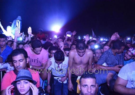 صور محمد منير يشعل حماس الجمهور ويخلع حذاءه على المسرح صورة رقم 15
